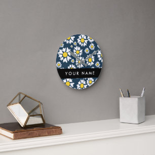Daisy Muster, White Daisies, Ihr Name Runde Wanduhr