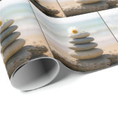 Daisy on a Stone Beach Cairn With Driftwood Geschenkpapier (Rolleneckpunkt)