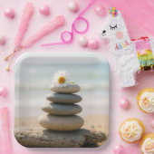 Daisy on a Stone Beach Cairn With Driftwood Pappteller (Party)