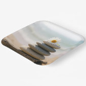 Daisy on a Stone Beach Cairn With Driftwood Pappteller (Gewinkelt)