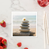 Daisy on a Stone Beach Cairn With Driftwood Serviette (Beispiel)