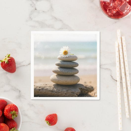 Daisy on a Stone Beach Cairn With Driftwood Serviette (Beispiel)
