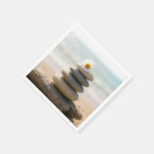 Daisy on a Stone Beach Cairn With Driftwood Serviette (Ecke)