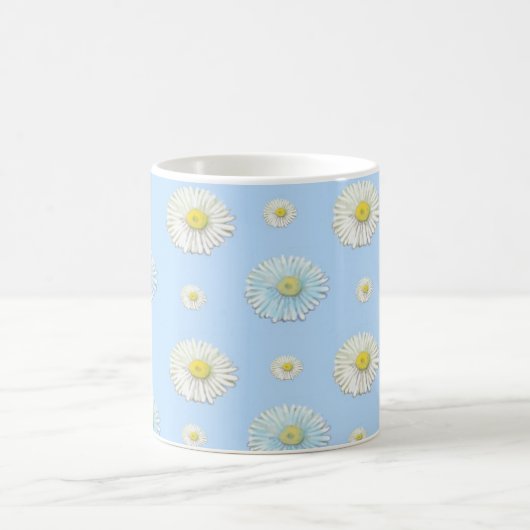 Daisy Pattern auf hellblauem Hintergrund Kaffeetasse (Mittel)