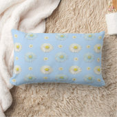 Daisy Pattern auf hellblauem Hintergrund Lendenkissen (Decke)