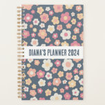 Daisy Pattern Blume Bloms Niedliche CUSTOM Planer<br><div class="desc">Hallo ! Ich hoffe,  Ihnen gefällt dieses originale Kunstwerk-Design. Fügen Sie Ihren eigenen Text hinzu,  ändern Sie die Farben oder Schriftart,  um ihn zu personalisieren. Karo in meinem Shop für weitere Designs. Wenn du etwas Angewohntes willst,  lass mir bitte Bescheid.</div>
