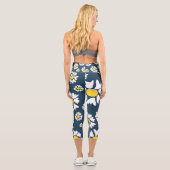 Daisy Pattern, Blumenmuster, weiße Daisien Capri Leggings (Rückseite)