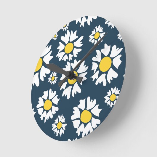 Daisy Pattern, Blumenmuster, weiße Daisien Runde Wanduhr (Winkel)