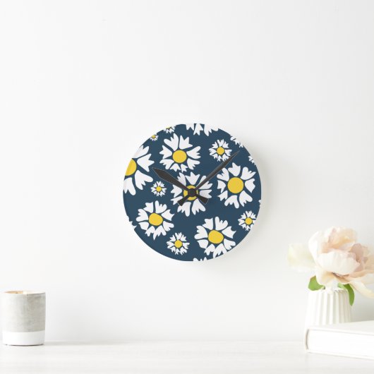 Daisy Pattern, Blumenmuster, weiße Daisien Runde Wanduhr (Zuhause)