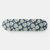 Daisy Pattern, Blumenmuster, weiße Daisien Skateboard (Horizontal)