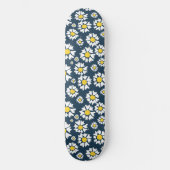 Daisy Pattern, Blumenmuster, weiße Daisien Skateboard (Vorderseite)