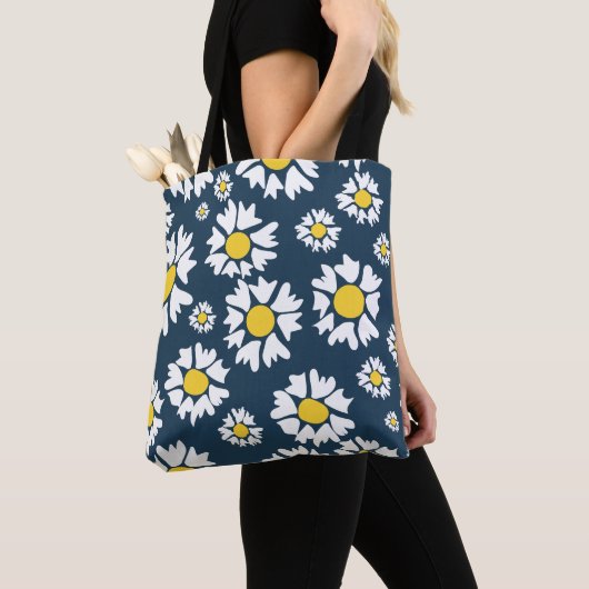 Daisy Pattern, Blumenmuster, weiße Daisien Tasche (Von Nahem)