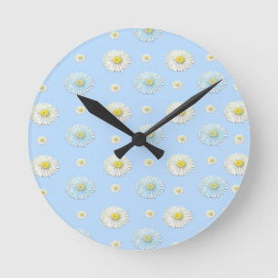 Daisy Pattern on light blue background  Runde Wanduhr