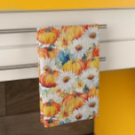 Daisy Pumpkin Autumn Erntedank Floral Geschirrtuch<br><div class="desc">Dieses Design kann durch Auswahl der Option Design bearbeiten personalisiert werden. Sie können auch auf andere Gegenstände übertragen. Kontaktieren Sie mich unter colorflowcreations@gmail.com oder nutzen Sie die Chat-Option oben auf der Seite, wenn Sie dieses Design auf einem anderen Produkt haben möchten oder Hilfe bei diesem Design benötigen. Sehen Sie mehr...</div>