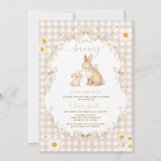 Daisy Spring Neutral Gingham Bunny Baby Shower Einladung (Vorderseite)