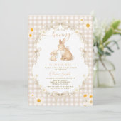 Daisy Spring Neutrales Gingham-Hasen-Baby-Shower Einladung (Stehend Vorderseite)