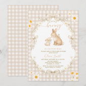 Daisy Spring Neutrales Gingham-Hasen-Baby-Shower Einladung (Vorne/Hinten)