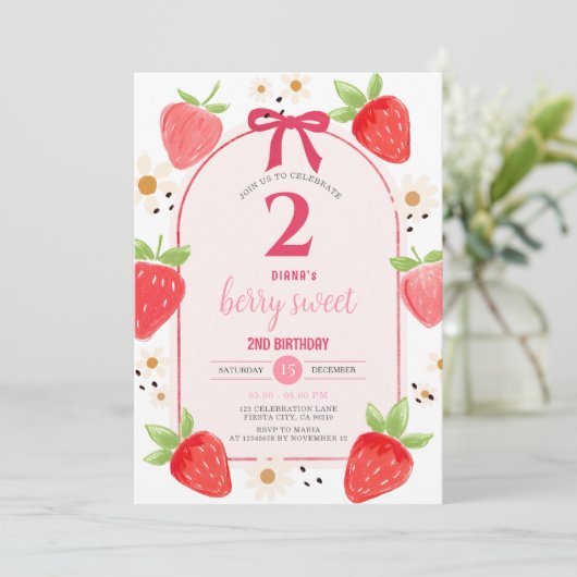 Daisy Strawberry Second Birthday Party Invite Einladung (Stehend Vorderseite)