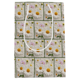 Daisy- und Kosmos-Blume auf bedrücktem Papier Mittlere Geschenktüte