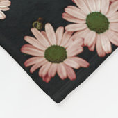 Daisy Whispers Pastel Garden Blaugrün Hintergrund Fleecedecke (Ecke)