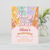 Daisy Young Wild 3. Geburtstag Einladung (Stehend Vorderseite)