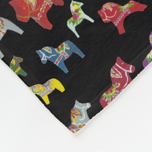 Dala Horse Parade Black Background Fleecedecke (Ecke)