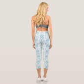 Dala Horse Schwedisches Aquamarin- und Weißmuster Capri Leggings (Rückseite)