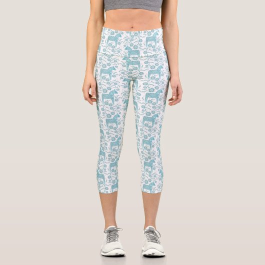 Dala Horse Schwedisches Aquamarin- und Weißmuster Capri Leggings (Vorderseite)