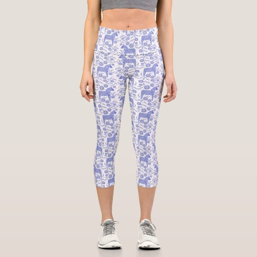 Dala Horse Swedish Pattern Indigo Blue und White Capri Leggings (Vorderseite)