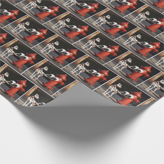 Dalformation Saluting a Red Fire Hydrant Geschenkpapier (Ecke)