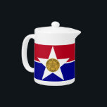 Dallas City Flag Teapot<br><div class="desc">Mit unserer exklusiven Teekanne unter der Flagge von Dallas können Sie Ihre Teestunde mit einer Touch Dallas-Stolz ausklingen lassen! Dieser Teekessel, der die Praxisnähe mit dem lebhaften Geist von Dallas verbindet, ist mehr als nur eine funktionale Küche; er ist eine stilvolle Erklärung für Ihre Verbindung zur Stadt. Das elegante Design...</div>