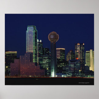 Dallas Skyline in der Nacht Poster