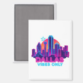 Dallas Vibes Only – Neon Skyline 1980s Synthwave A Magnet (Vorderseite/Rückseite)