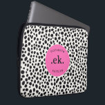 Dalmatiner Dog Abstraktes Muster Hot Pink Monogram Laptopschutzhülle<br><div class="desc">Schützen Sie Ihr Notebook stilvoll mit dem Dalmatiner Dog Abstrakt Pattern Hot Pink Monogram Laptop Sleeve. Mit einem spielerischen und modernen Dalmatiner-Design mit kühnen Schwarz-Weiß-Spots und einem lebhaften, heißen rosa Akzent fügt dieser Sleeve Ihrem technischen Equipment einen Pop der Persönlichkeit hinzu. Personalisieren Sie es mit einem Monogramm für eine individuelle...</div>