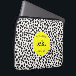 Dalmatiner Dog Abstraktes Muster Hot Pink Monogram Laptopschutzhülle<br><div class="desc">Schützen Sie Ihr Notebook stilvoll mit dem Dalmatiner Dog Abstrakt Pattern Hot Pink Monogram Laptop Sleeve. Mit einem spielerischen und modernen Dalmatiner-Design mit kühnen Schwarz-Weiß-Spots und einem lebhaften, heißen rosa Akzent fügt dieser Sleeve Ihrem technischen Equipment einen Pop der Persönlichkeit hinzu. Personalisieren Sie es mit einem Monogramm für eine individuelle...</div>