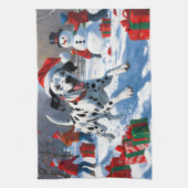 Dalmatiner läuft im Schnee mit Weihnachtshut Geschirrtuch (Vertikal)