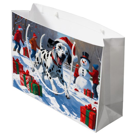 Dalmatiner läuft im Schnee mit Weihnachtshut Große Geschenktüte (Rückseite Schrägansicht)