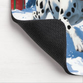 Dalmatiner läuft im Schnee mit Weihnachtshut Mousepad (Ecke)