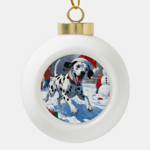 Dalmatiner läuft im Schnee mit Weihnachtsmütze Keramik Kugel-Ornament