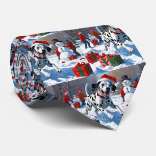 Dalmatiner läuft im Schnee mit Weihnachtsmütze Krawatte