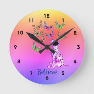 Dalmatiner Welpe und bunte Schmetterlinge glauben  Runde Wanduhr