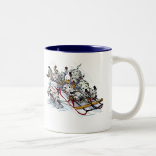 Dalmatiner-Welpen beim Schlittenfahren Zweifarbige Tasse