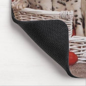 Dalmatiner Welpen in einem Korb Mousepad (Ecke)