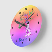Dalmatiner Welpen und farbenfrohe Schmetterlinge g Runde Wanduhr (Winkel)