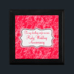 Damask Ehefrau Ruby Hochzeit Geschenkboxen rot Sch<br><div class="desc">Hübsche schicke Damast Stil Keepake Geschenkboxen. Ideal,  um Ihre Ehefrau auf einem Ruby Hochzeitsjubiläum ein besonderes Geschenk zu präsentieren. Geschenkboxen lautet: "Zu meiner Liebling Ehefrau oder unserem Ruby Wedding Anniversary",  oder kann mit eigenen Worten angepasst werden. Exklusives Design von Sarah Trett.</div>