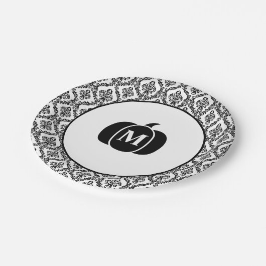 Damask Glam Monogram Halloween Pumpkin Pappteller (Schrägansicht)