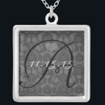 Damask Monogram Wedding Date Anniversary Necklace Versilberte Kette<br><div class="desc">Wedding Keepake Wedding Party Necklaces - um die Hintergrundfarbe zu ändern - klicken Sie auf anpassen - klicken Sie auf Bearbeiten - wählen Sie das letzte Tool aus dem Drop-Down-Menü und wählen Sie eine der angezeigten Farben aus oder geben Sie Ihren RGB-Hex-Code für Ihre Hochzeitfarbe ein. Um die Schriftart-Farbe zu...</div>