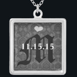 Damask Monogram Wedding Date Anniversary Necklace Versilberte Kette<br><div class="desc">Wedding Keepake Wedding Party Necklaces - um die Hintergrundfarbe zu ändern - klicken Sie auf anpassen - klicken Sie auf Bearbeiten - wählen Sie das letzte Tool aus dem Drop-Down-Menü und wählen Sie eine der angezeigten Farben aus oder geben Sie Ihren RGB-Hex-Code für Ihre Hochzeitfarbe ein. Um die Schriftart-Farbe zu...</div>