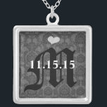 Damask Monogram Wedding Date Anniversary Necklace Versilberte Kette<br><div class="desc">Wedding Keepake Wedding Party Necklaces - um die Hintergrundfarbe zu ändern - klicken Sie auf anpassen - klicken Sie auf Bearbeiten - wählen Sie das letzte Tool aus dem Drop-Down-Menü und wählen Sie eine der angezeigten Farben aus oder geben Sie Ihren RGB-Hex-Code für Ihre Hochzeitfarbe ein. Um die Schriftart-Farbe zu...</div>