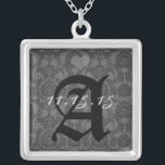 Damask Monogram Wedding Date Anniversary Necklace Versilberte Kette<br><div class="desc">Wedding Keepake Wedding Party Necklaces - um die Hintergrundfarbe zu ändern - klicken Sie auf anpassen - klicken Sie auf Bearbeiten - wählen Sie das letzte Tool aus dem Drop-Down-Menü und wählen Sie eine der angezeigten Farben aus oder geben Sie Ihren RGB-Hex-Code für Ihre Hochzeitfarbe ein. Um die Schriftart-Farbe zu...</div>